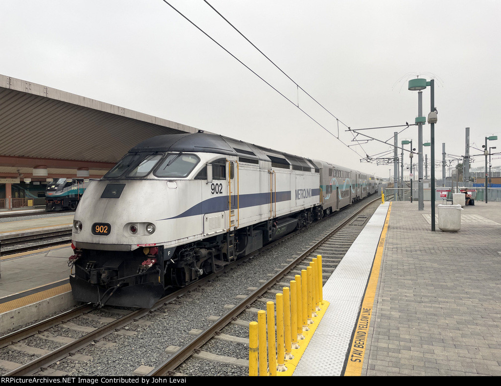 Metrolink Train with MP36PH-3C at LA Union Station 